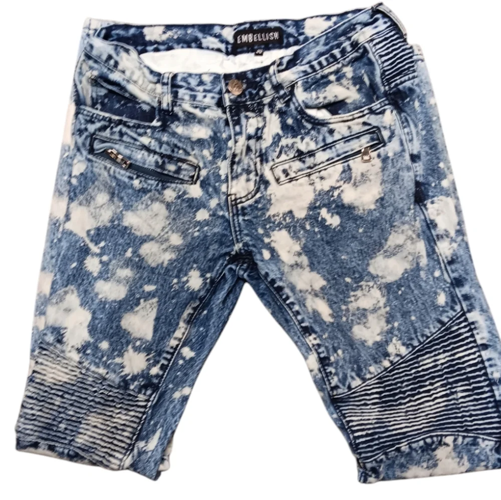 EMBELLISH MEN'S SIZE 30×32.5 CLASSIC ACID WASHED JEANS.